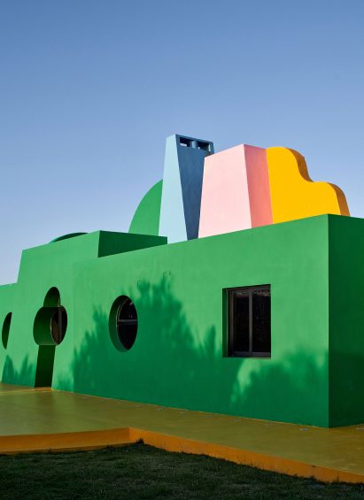 Colourful exterior of Casa Neptuna by Edgardo Giménez