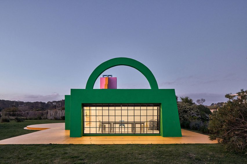 Exterior of Casa Neptuna by Edgardo Giménez