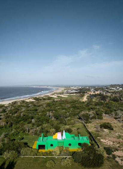 Colourful exterior of Casa Neptuna by Edgardo Giménez