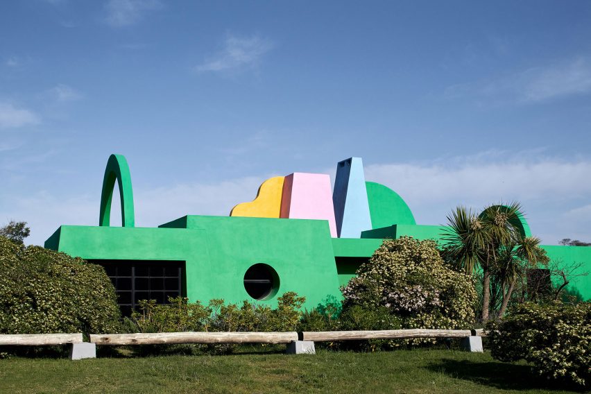 Exterior of Casa Neptuna by Edgardo Giménez
