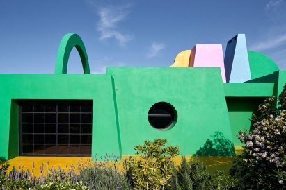 Colourful exterior of Casa Neptuna by Edgardo Giménez