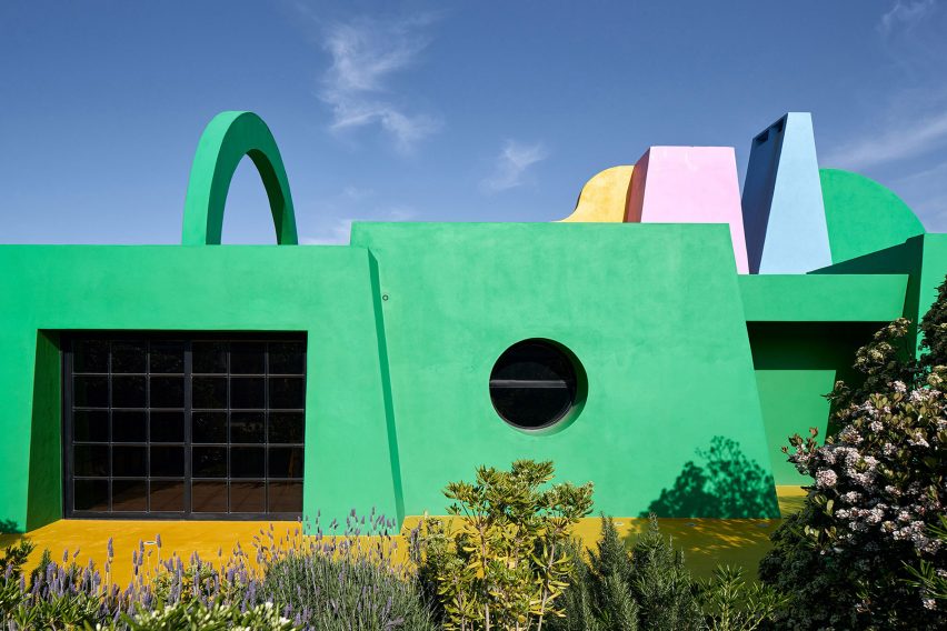 Colourful exterior of Casa Neptuna by Edgardo Giménez