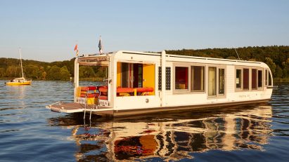 Exterior of Fàng Sōng houseboat in Berlin by Crossboundaries