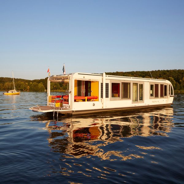 Exterior of Fàng Sōng houseboat in Berlin by Crossboundaries