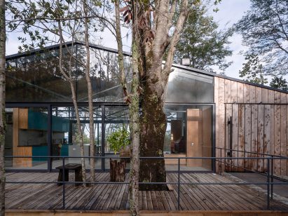 Outfoor deckin at the Quilanto House by Hebra Arquitectos