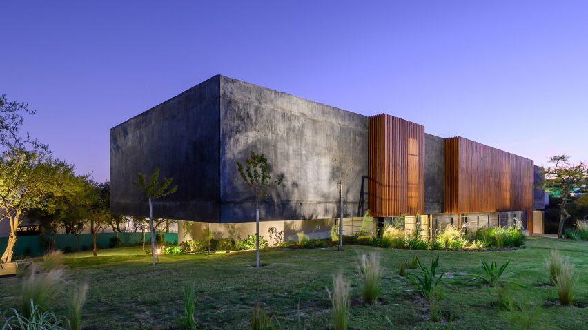 Exterior of the black concrete house by AR Arquitectos