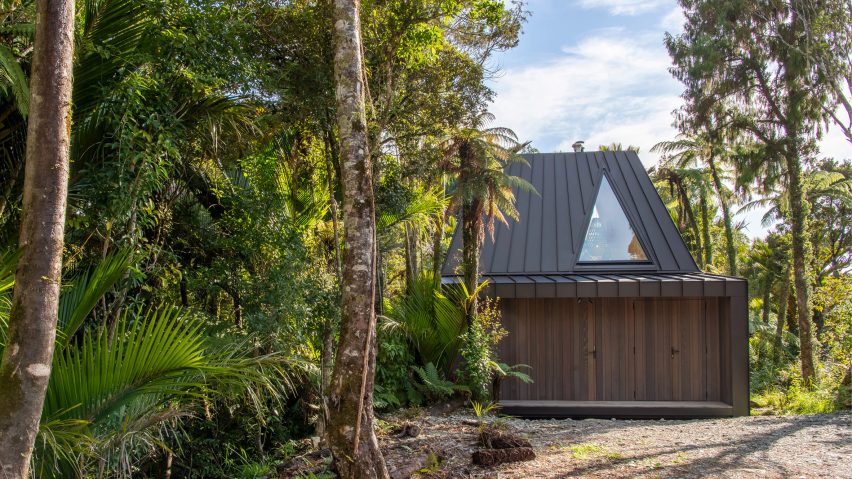 Exterior of the Biv Punakaiki cabin by Fabric Architecture