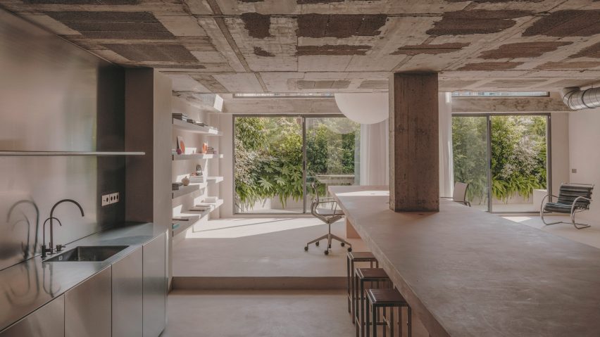 The inside of an office by Isern Serra