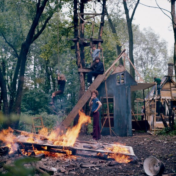 Making bonfires in Jongensland, photographed by Ursula Schulz-Dornburg