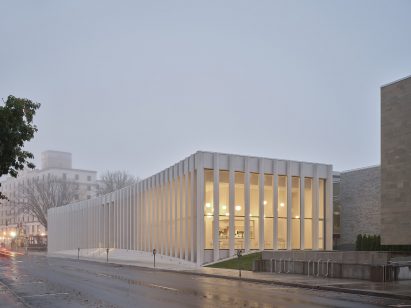Rectilinear pavilion extension by KPMB Architects in Canada