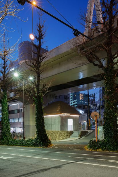 Marc Newson toilet in Tokyo