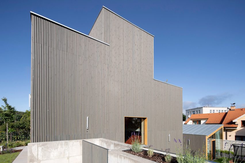 Exterior of Na Rade House by NOIZ architekti