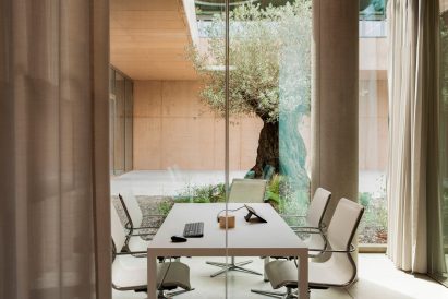Interior office space in the Fendi factory by Piuarch