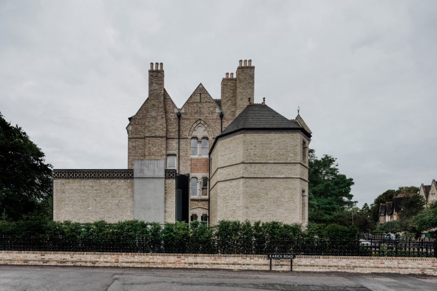 Extension at Quatrefoil House by Hyde + Hyde
