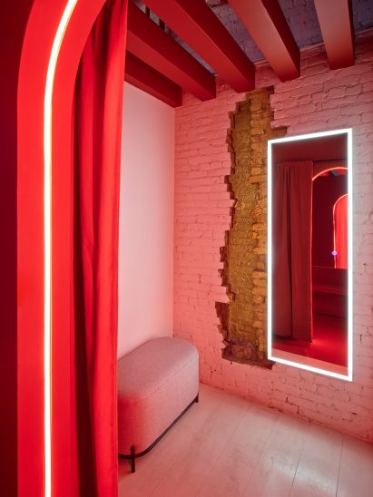 Fitting room with gold leaf filling brickwork gap