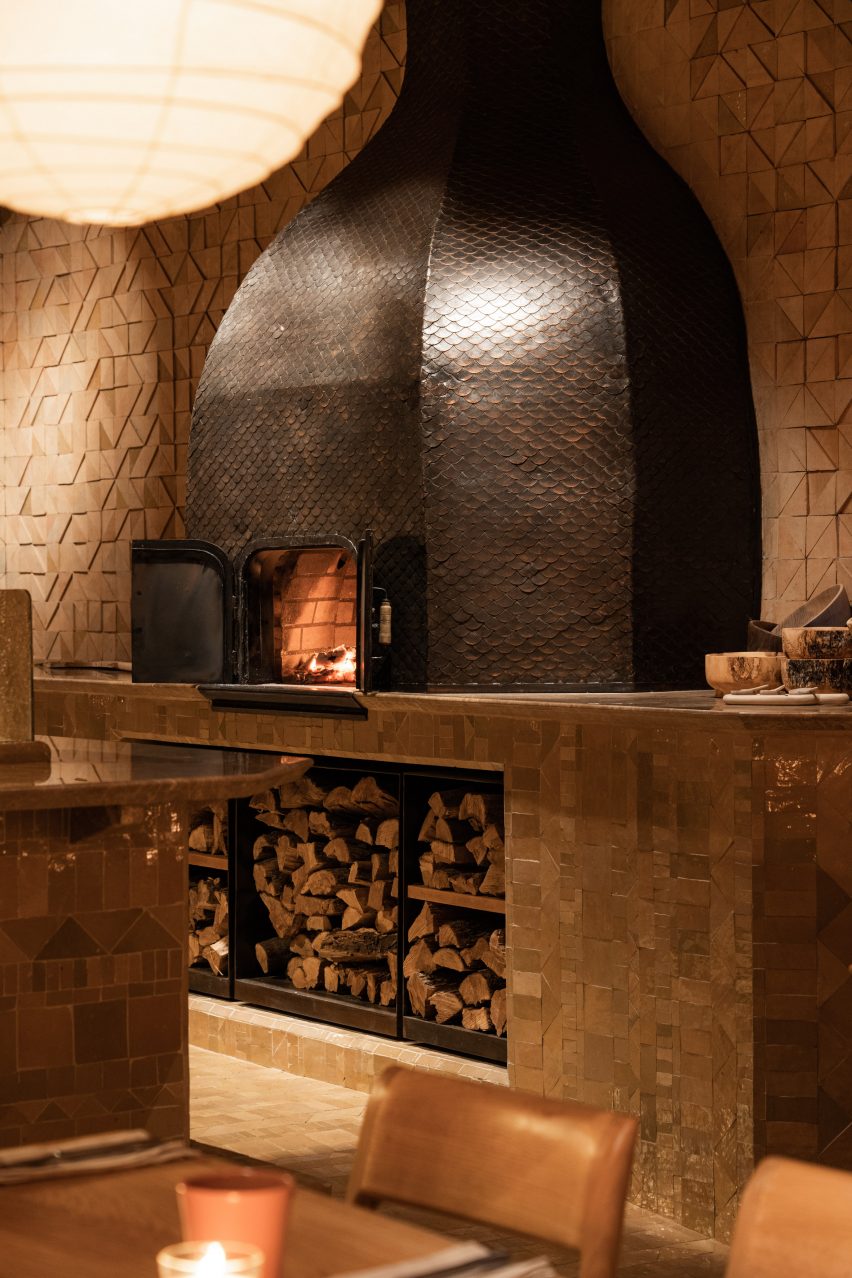 A fireplace inside Sahbi Sahbi