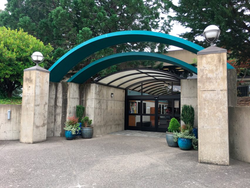 Photo showing the library before the renovation