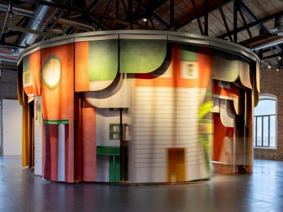 Space Popular installation of a circular multilayered curtain