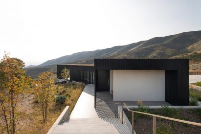 Green roof on top of Utah house by Sparono + Mooney