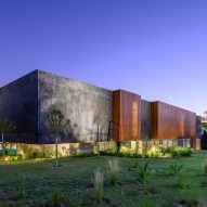 Exterior of the black concrete house by AR Arquitectos