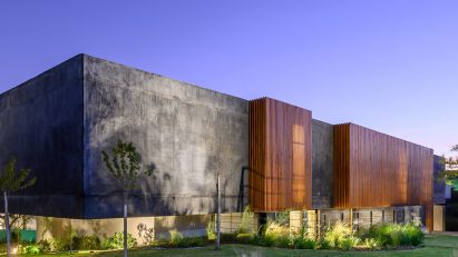 Exterior of the black concrete house by AR Arquitectos