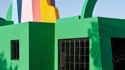 Colourful exterior of Casa Neptuna by Edgardo Giménez
