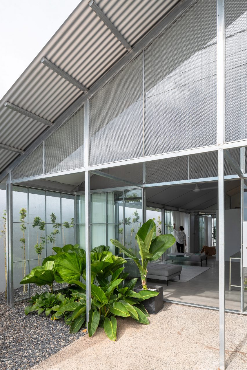 Glazed front entrance of a steel-structure home by MIA Design Studio