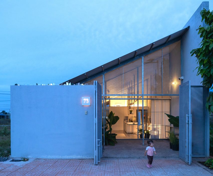 Glazed front entrance of a steel-structure home by MIA Design Studio