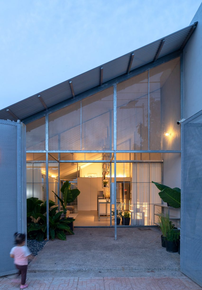 Glazed front entrance of a steel-structure home by MIA Design Studio