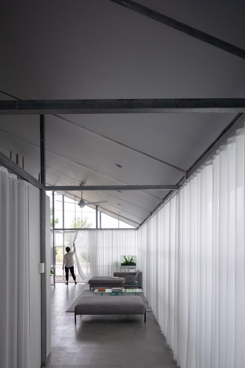 Mono-pitched hallway with a steel structure and white curtain wall