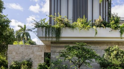 Strang Design tops Miami mansion with slatted volume and planter
