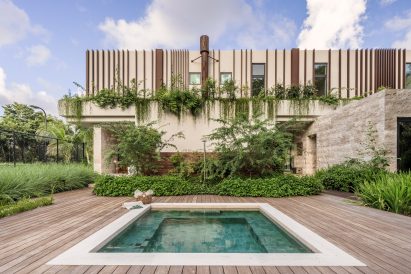 Angel Oaks Residence with a pool and terrace in Miami