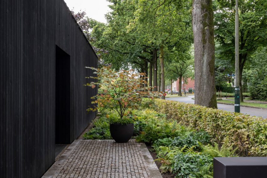 Black Barn by Studio Space and Studio Redd
