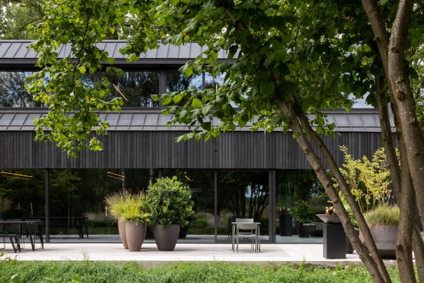 Black Barn by Studio Space and Studio Redd