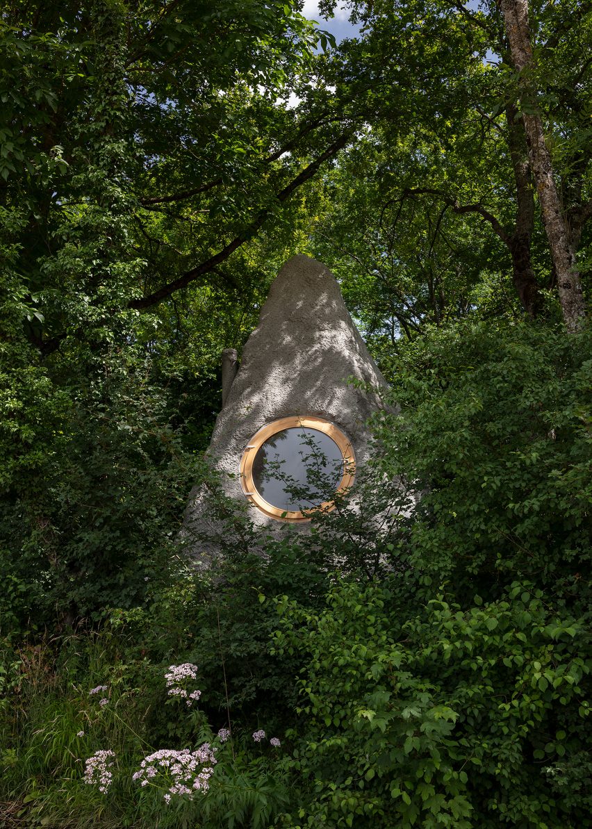 Exterior of Thérèse cabin in France by Bureau
