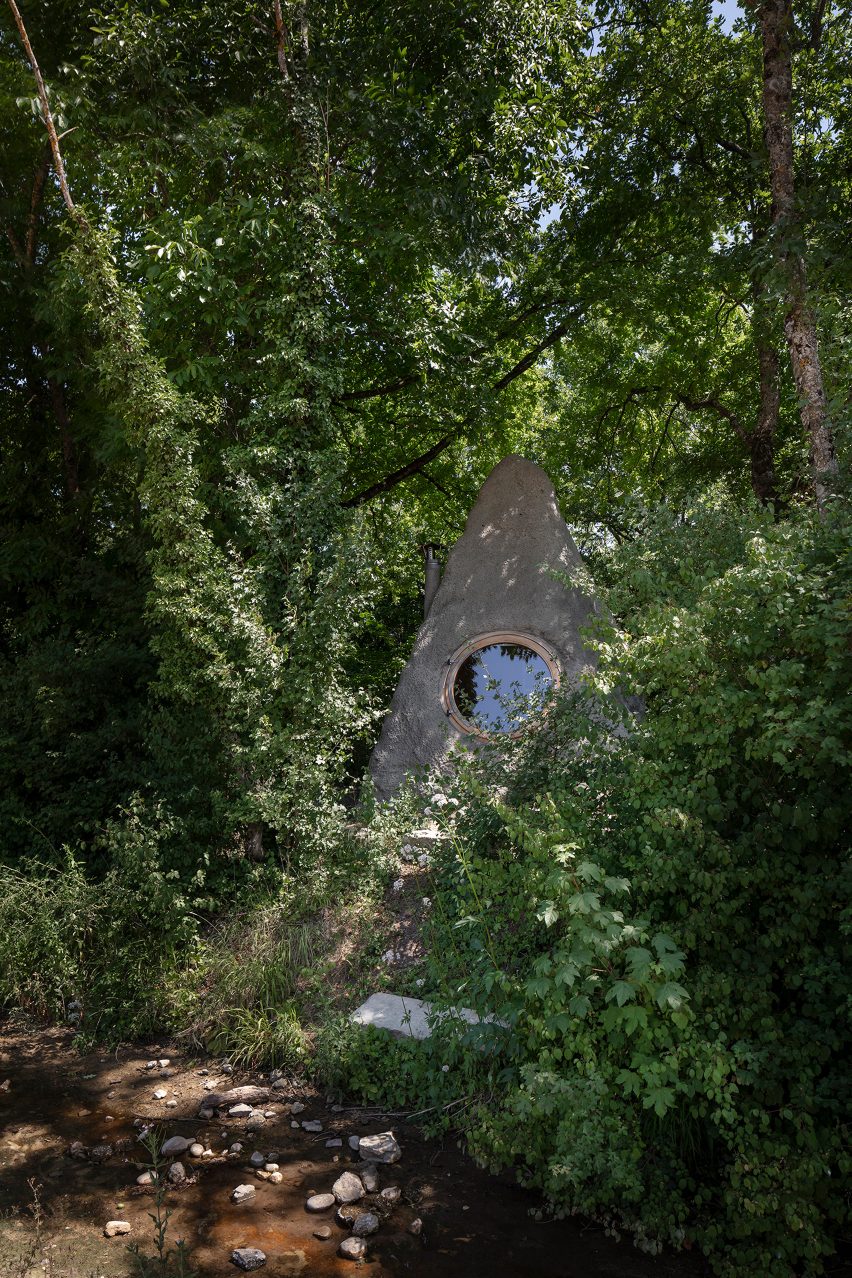 Exterior of Thérèse cabin in France by Bureau