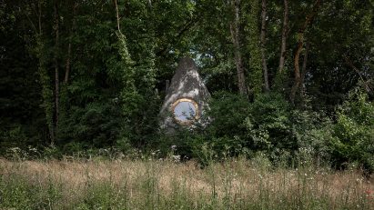 Boulder-like cabin in woodland