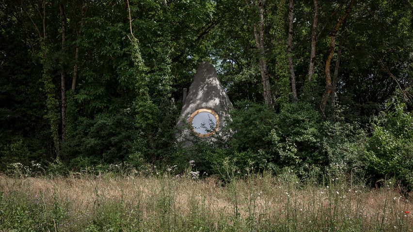 Boulder-like cabin in woodland