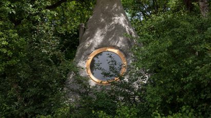 Exterior of Thérèse cabin in France by Bureau