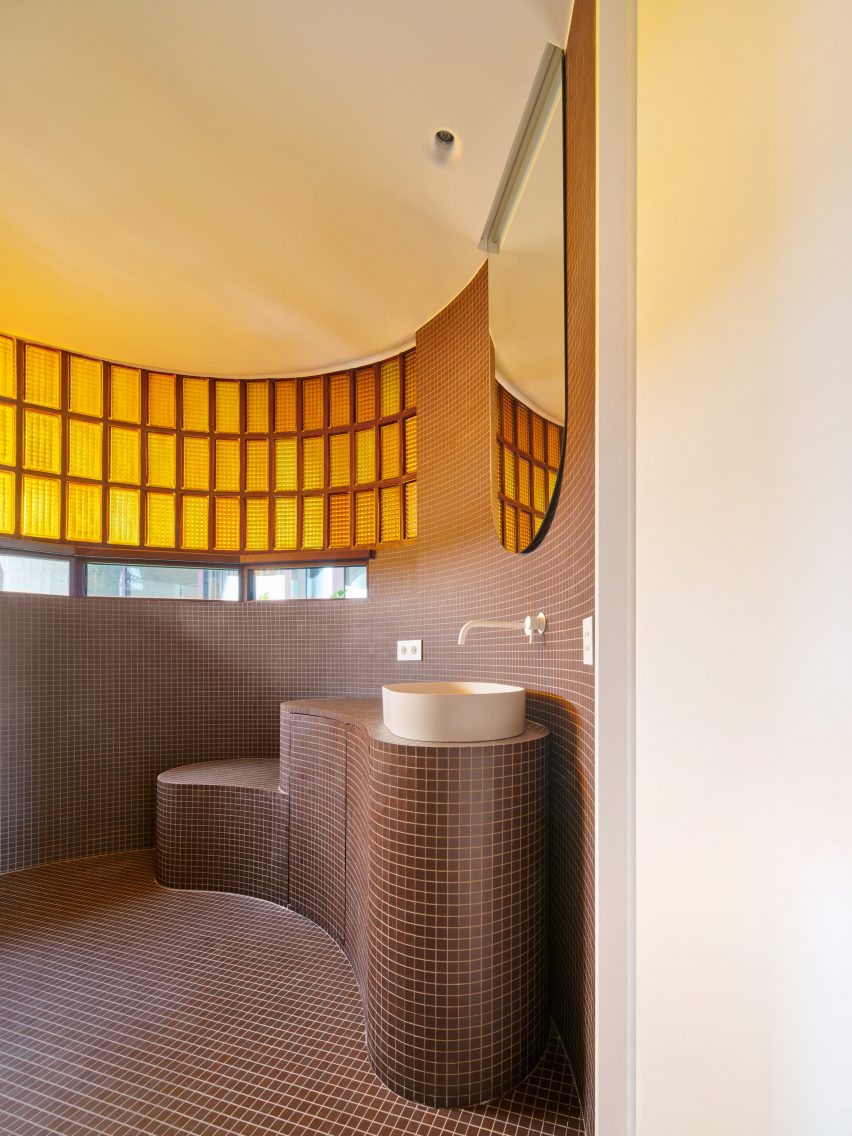 Unit 1040 apartment renovation by Studio Noju within Torres Blancas in Madrid