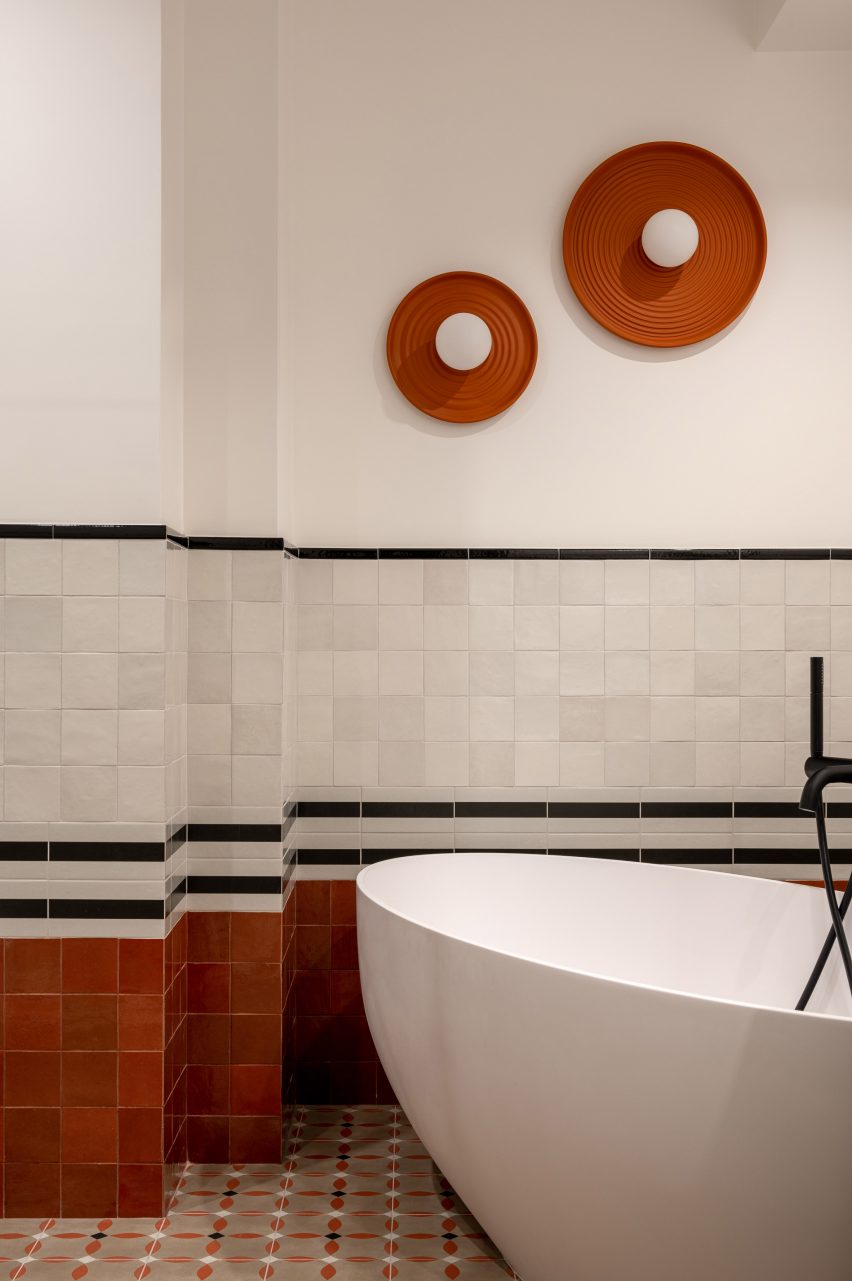 Bathroom interior in Kyiv apartment by Entryway to the Kyiv apartment by Yana Molodykh