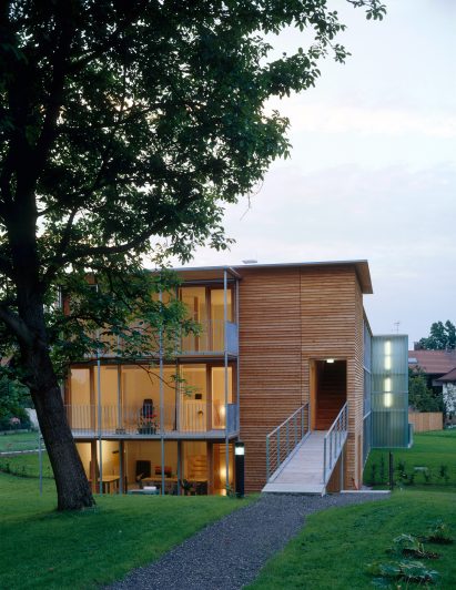 Larch-clad Ölzbündt building in Austria by HK Architekten