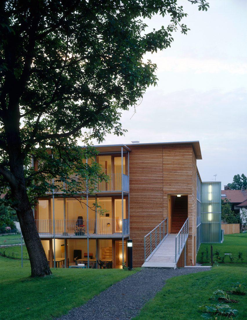 Larch-clad Ölzbündt building in Austria by HK Architekten