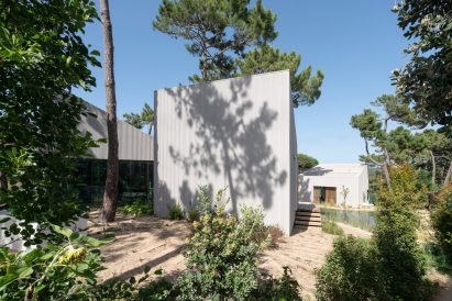 Photograph of a house covered with metal sheets in a Portuguese natural park