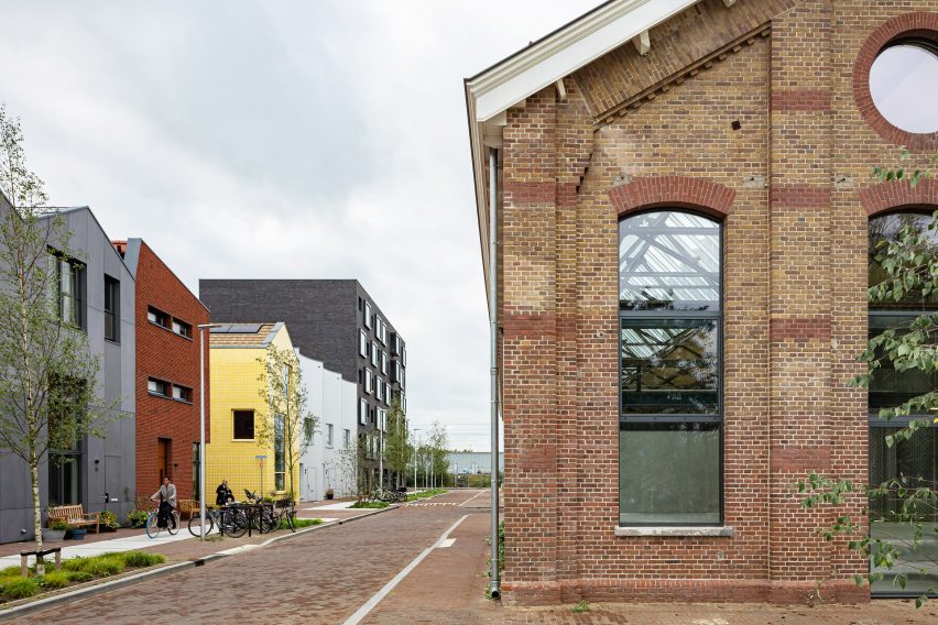 Exterior of Bovenbouwwerkplaats community hub in Utrecht by Studioninedots