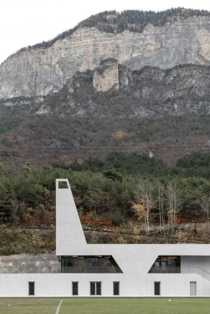 Sculptural concrete building in South Tyrol