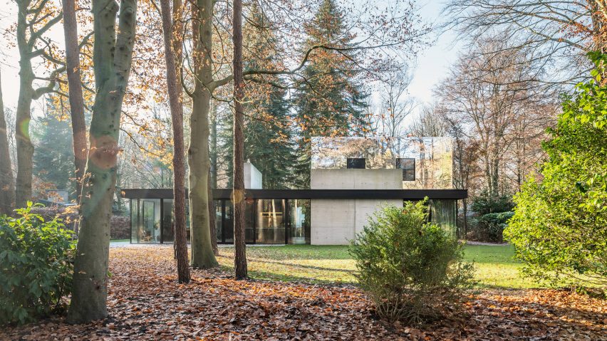 Two-storey house in a forest with mirror-clad upper level