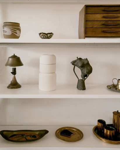 KUNOKAIKU urn on shelf