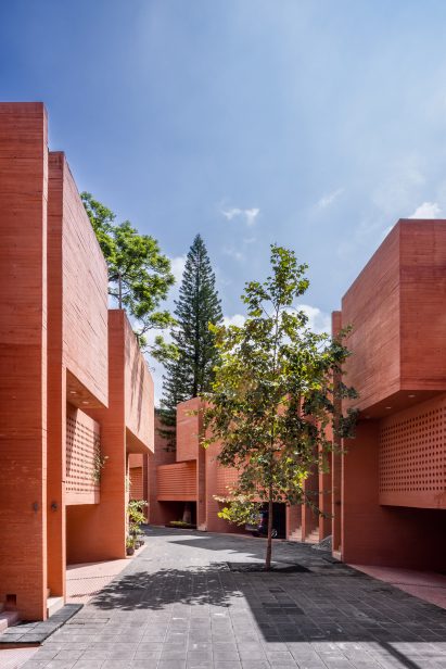 Miguel de la Torre Arquitectos added space for parking to the street level