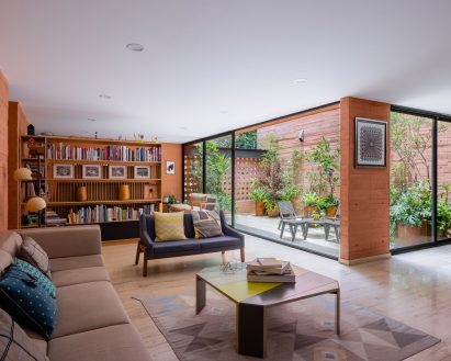 Inner courtyard within Real de Los Reyes housing block by Miguel de la Torre Arquitectos